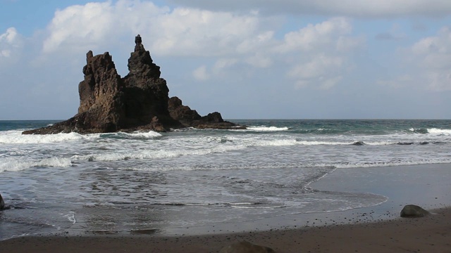 海滩，海洋和岩石，贝尼霍视频素材