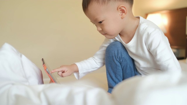 亚洲幼童玩数字平板电脑视频下载