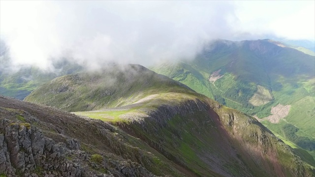 雾山和山谷航空飞行视频素材