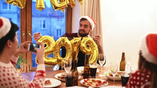 朋友在家里庆祝新年视频素材画面1