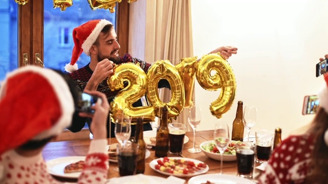 朋友在家里庆祝新年视频素材画面2
