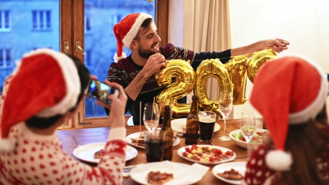 朋友在家里庆祝新年视频素材画面3