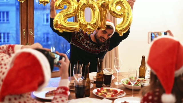 朋友在家里庆祝新年视频素材画面4