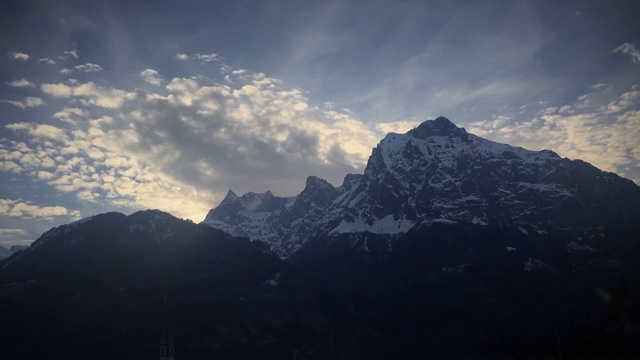 瑞士阿尔卑斯山的云在日落时消失视频素材