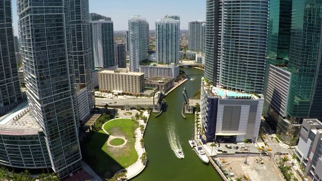 Brickell Miami River Aerial在建筑物之间飞行视频素材