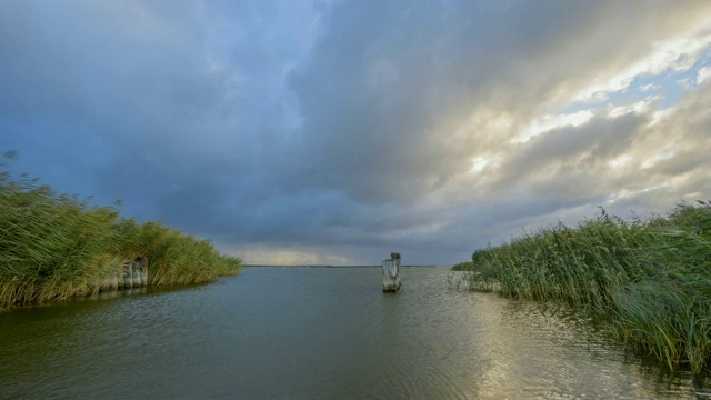 泻湖地区(博登)在秋天日出，布雷塞维茨，Zingst, fischand - darß -Zingst，波罗的海，梅克伦堡- vorpommern，德国视频素材