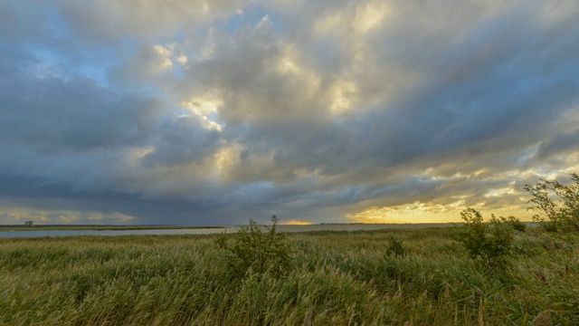 泻湖地区(博登)在秋天日出，布雷塞维茨，Zingst, fischand - darß -Zingst，波罗的海，梅克伦堡- vorpommern，德国视频素材