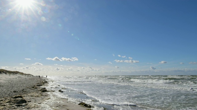 波罗的海海滩与太阳，达尔瑟奥尔特，普雷罗，费施兰达ß- zingst，波罗的海，梅克伦堡- vorpommern，德国视频素材