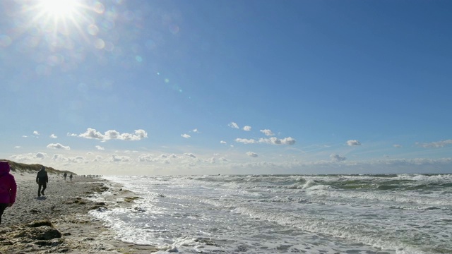 波罗的海海滩与太阳，达尔瑟奥尔特，普雷罗，费施兰达ß- zingst，波罗的海，梅克伦堡- vorpommern，德国视频素材