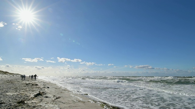 波罗的海海滩与太阳，达尔瑟奥尔特，普雷罗，费施兰达ß- zingst，波罗的海，梅克伦堡- vorpommern，德国视频素材