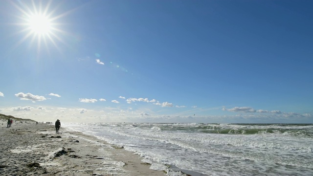 波罗的海海滩与太阳，达尔瑟奥尔特，普雷罗，费施兰达ß- zingst，波罗的海，梅克伦堡- vorpommern，德国视频素材