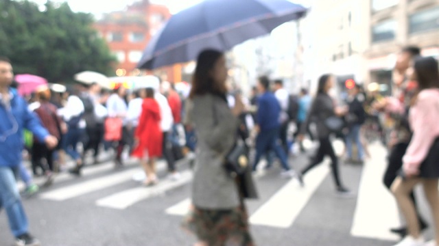 人们在雨天穿过斑马线视频素材