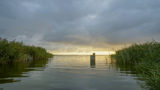 泻湖地区(博登)在秋天日出，布雷塞维茨，Zingst, fischand - darß -Zingst，波罗的海，梅克伦堡- vorpommern，德国视频素材