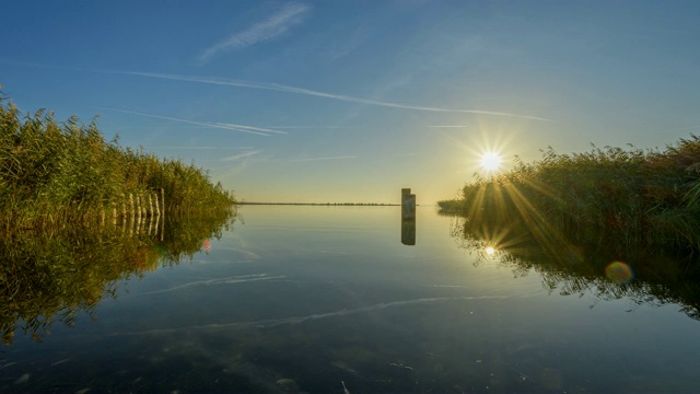 泻湖地区(博登)在秋天日出，布雷塞维茨，Zingst, fischand - darß -Zingst，波罗的海，梅克伦堡- vorpommern，德国视频素材