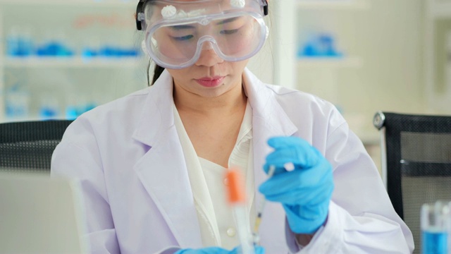 在生命科学实验室工作的卫生保健研究人员。年轻女性研究科学家准备和分析在研究实验室。科学实验室视频素材画面1