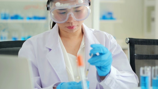 在生命科学实验室工作的卫生保健研究人员。年轻女性研究科学家准备和分析在研究实验室。科学实验室视频素材画面2