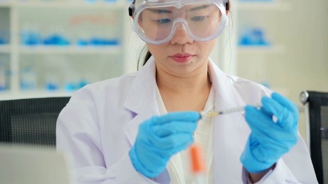 在生命科学实验室工作的卫生保健研究人员。年轻女性研究科学家准备和分析在研究实验室。科学实验室视频素材画面3