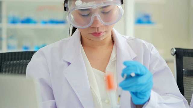 在生命科学实验室工作的卫生保健研究人员。年轻女性研究科学家准备和分析在研究实验室。科学实验室视频素材画面4