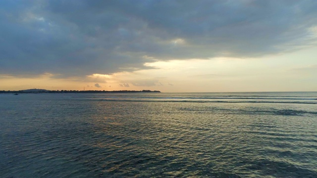 海滩和平静的水域在一个热带岛屿日落视频素材