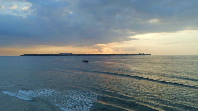 海滩和平静的水域在一个热带岛屿日落视频素材