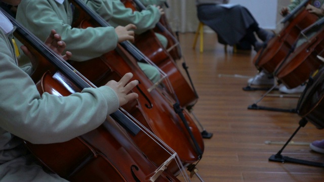 亚洲男孩在室内学习大提琴视频素材