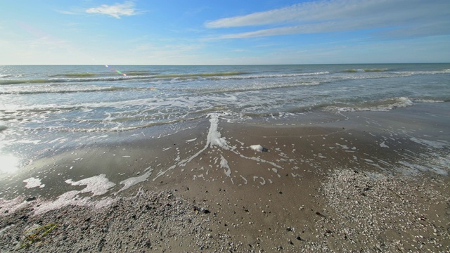 波罗的海海滩与波浪，Weststrand, Born am Darß， fischland - darzingst，波罗的海，Mecklenburg-Vorpommern，德国视频素材