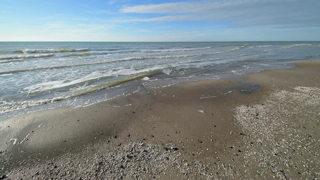 波罗的海海滩与波浪，Weststrand, Born am Darß， fischland - darzingst，波罗的海，Mecklenburg-Vorpommern，德国视频素材