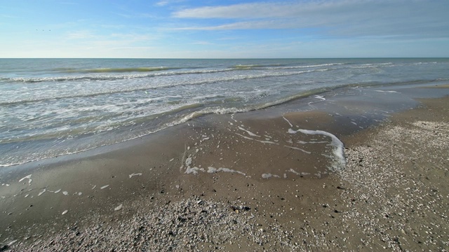 波罗的海海滩与波浪，Weststrand, Born am Darß， fischland - darzingst，波罗的海，Mecklenburg-Vorpommern，德国视频素材