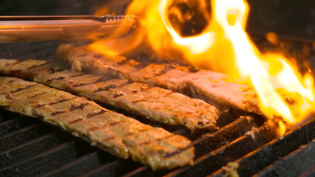 烤肉架上的肉块视频素材