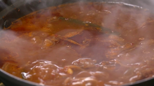 水煮牛肚火锅(韩国菜)视频素材