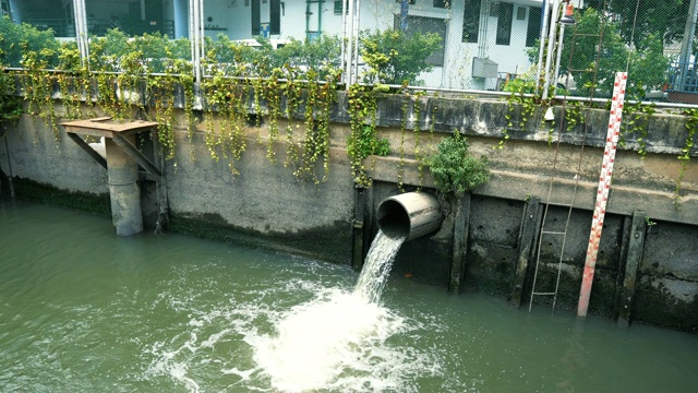 暴雨过后市中心运河的水位视频素材