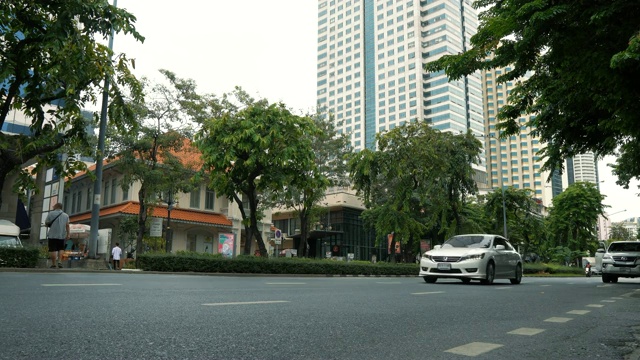 夏天，汽车和摩托车在繁忙的城市道路上行驶视频素材