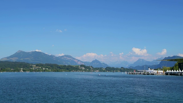 卢塞恩湖上的小船和脚踏船以Rigi山为背景。视频素材