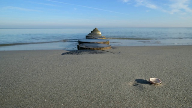 波罗的海海滩与groyne, Prerow, Fischland-Darß-Zingst，波罗的海，Mecklenburg-Vorpommern，德国视频素材