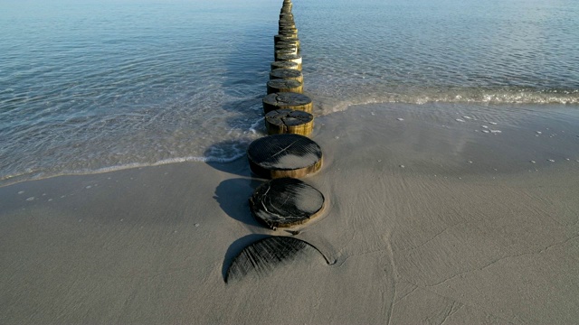 波罗的海海滩与groyne, Prerow, Fischland-Darß-Zingst，波罗的海，Mecklenburg-Vorpommern，德国视频素材