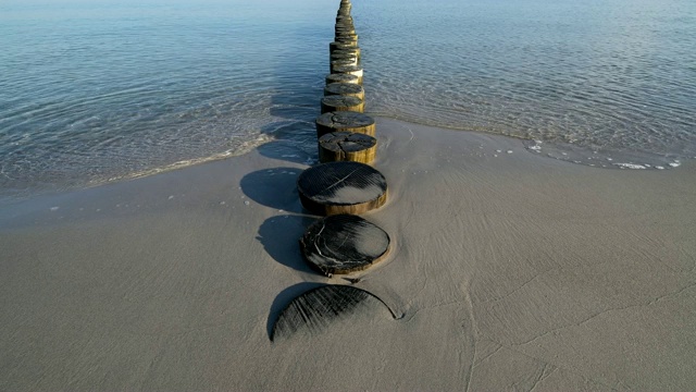 波罗的海海滩与groyne, Prerow, Fischland-Darß-Zingst，波罗的海，Mecklenburg-Vorpommern，德国视频素材