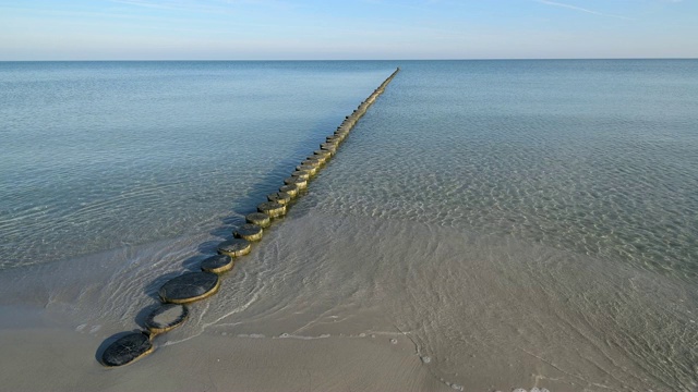 波罗的海海滩与groyne, Prerow, Fischland-Darß-Zingst，波罗的海，Mecklenburg-Vorpommern，德国视频素材