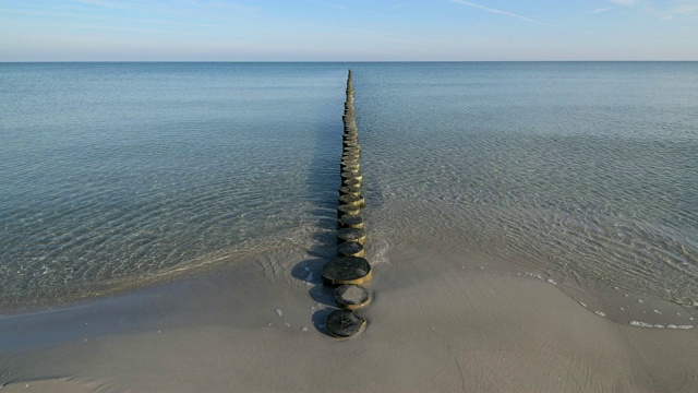 波罗的海海滩与groyne, Prerow, Fischland-Darß-Zingst，波罗的海，Mecklenburg-Vorpommern，德国视频素材