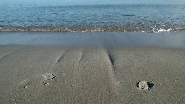 波罗的海海滩与脚印，普雷罗，费斯奇兰达ß- zingst，波罗的海，梅克伦堡- vorpommern，德国视频素材