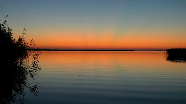 泻湖地区(博登)在秋天日出，布雷塞维茨，Zingst, fischand - darß -Zingst，波罗的海，梅克伦堡- vorpommern，德国视频素材