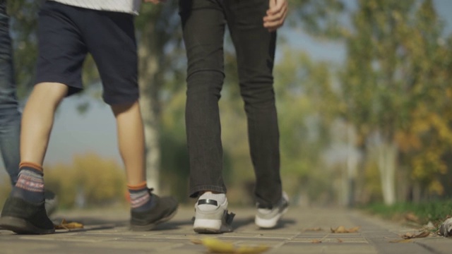 男孩们在公园散步时互相拥抱。朋友花时间在一起视频素材画面2