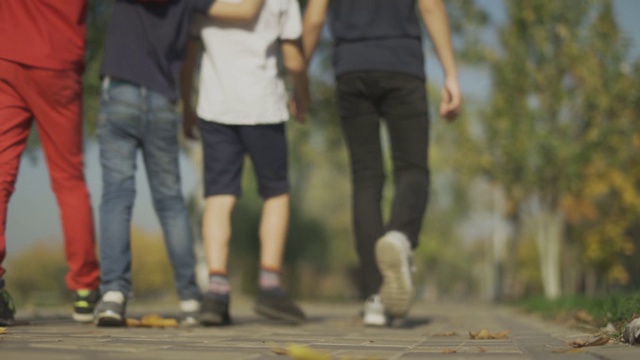 男孩们在公园散步时互相拥抱。朋友花时间在一起视频素材画面4