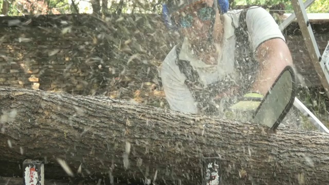 伐木工人用链锯砍柴视频素材