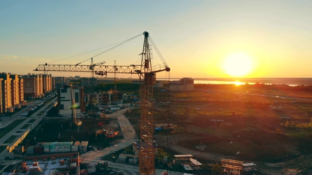 建筑设备在建筑工地。建筑起重机在日落背景。视频素材