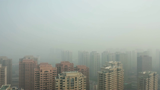 多雾城市鸟瞰图视频素材