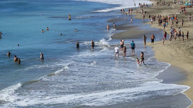 特内里费岛科斯塔德耶杜克海滩上人们的时光流逝。视频素材