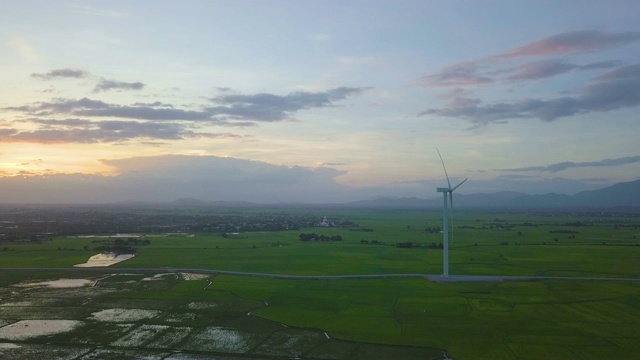 风力涡轮机农场和蓝天上的农田视频素材