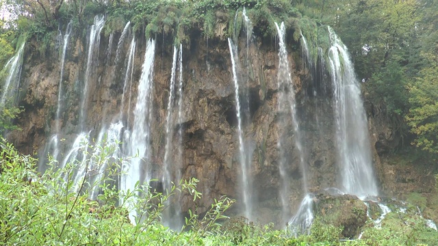 普利特维茨湖上的瀑布。克罗地亚。视频素材
