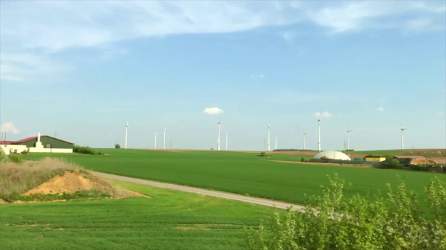 空中全景风车，绿色的田野，可再生能源，旋转视频素材