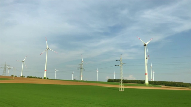 空中全景风车，绿色的田野，可再生能源，旋转视频素材